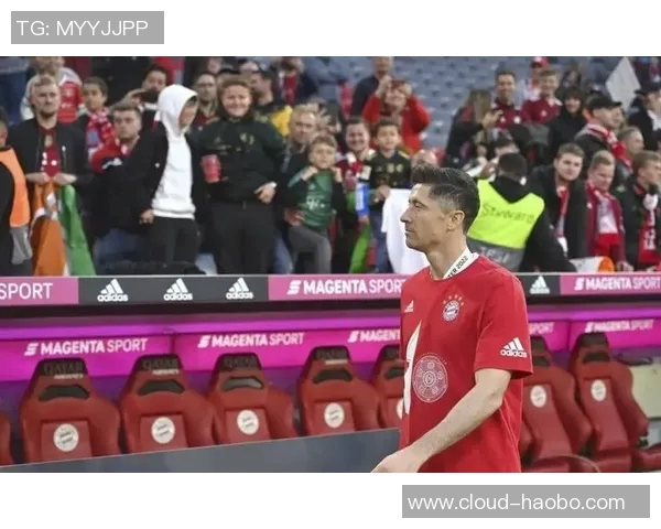 莱万回归旧主对决拜仁球迷怒斥其忘恩负义情绪高涨